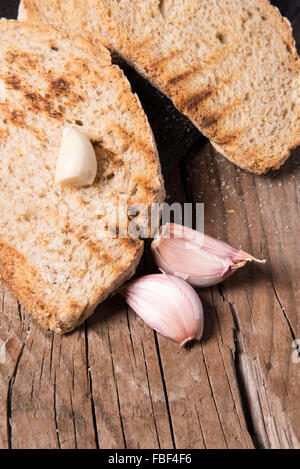 Des tranches de pain au cours de la préparation de l'entrée de l'italien typique : 'bruschetta' Banque D'Images