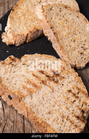 Des tranches de pain au cours de la préparation de l'entrée de l'italien typique : 'bruschetta' Banque D'Images