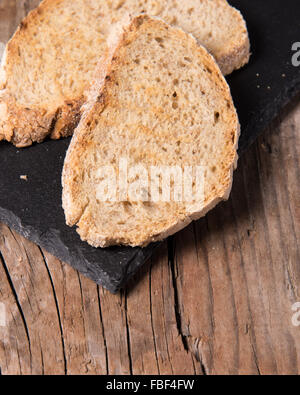 Des tranches de pain au cours de la préparation de l'entrée de l'italien typique : 'bruschetta' Banque D'Images