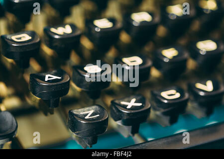 Close Up Toned Photo de touches de machine à écrire Antique. Ancien manuel Touches clavier rétro, Vintage. Banque D'Images