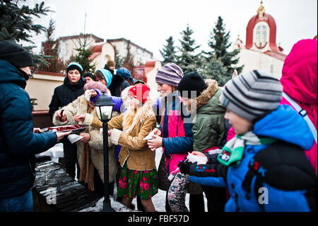 L'UKRAINE. LVIV - le 14 janvier 2016 : crèche de Noël parade des enfants sur journée d'hiver. Banque D'Images