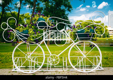Modèle de décoration Vintage vieux vélo équipé d'un panier de fleurs Banque D'Images