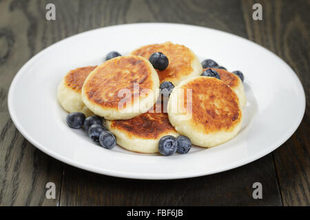 Sirniki crêpes russes traditionnelles de fromage cottage aux bleuets Banque D'Images