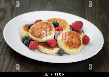 Sirniki crêpes russes traditionnelles de fromage blanc aux fruits rouges Banque D'Images