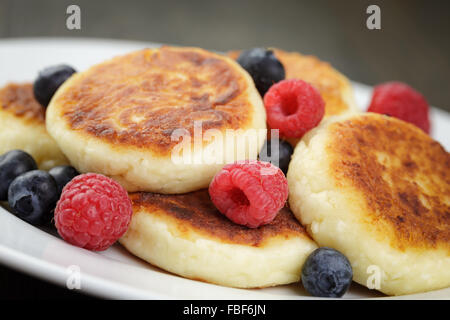 Sirniki crêpes russes traditionnelles de fromage blanc aux fruits rouges Banque D'Images