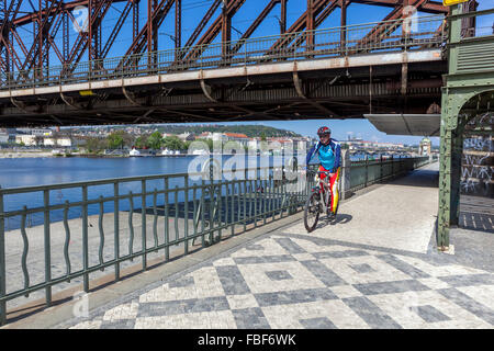 La Vltava River, Naplavka Prague pont de fer, vélo de Prague République tchèque vélo Europe Banque D'Images