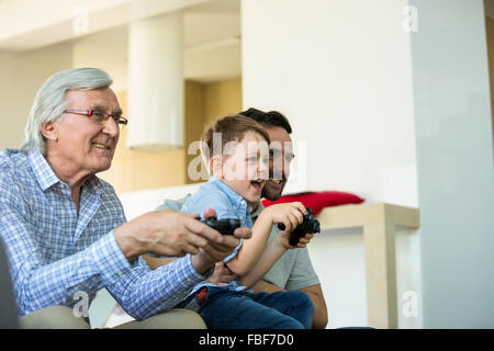 Family playing video games Banque D'Images