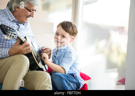 L'enseignement de grand-père-fils à jouer de la guitare Banque D'Images