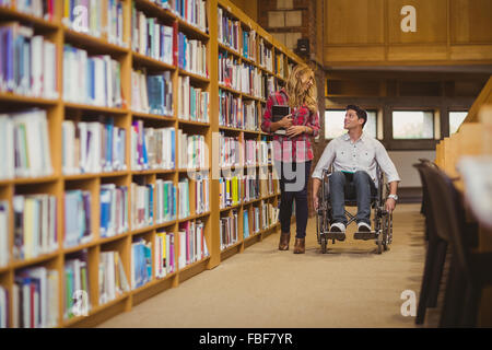 Student in wheelchair talking with camarade Banque D'Images