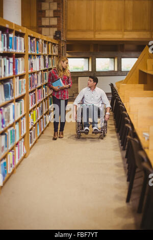 Student in wheelchair talking with camarade Banque D'Images