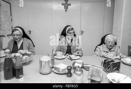 Les nonnes à l'ancien couvent franciscain dans Copthorne, West Sussex, au moment du petit-déjeuner. Banque D'Images
