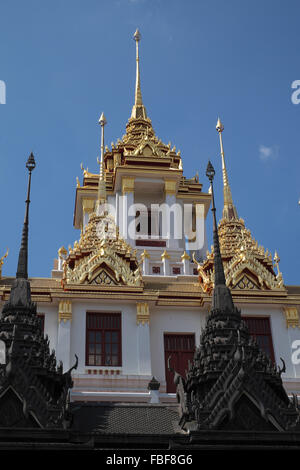 Les clochers de loha prasat (fer palace), du complexe du temple Wat ratchanatdaram, Bangkok, Thailande, Asie. Banque D'Images