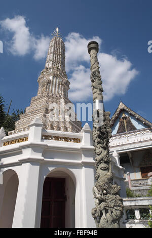 Prang richement décoré, temple Wat ratchanatdaram, Bangkok, Thailande, Asie. Banque D'Images