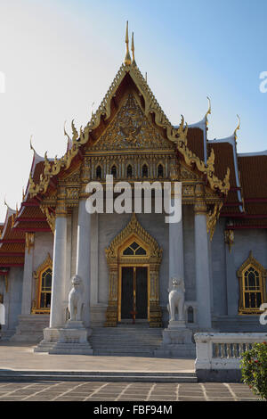 Toit en bois peint décoré et façade de wat bejamabophit, Bangkok, Thailande, Asie. Banque D'Images