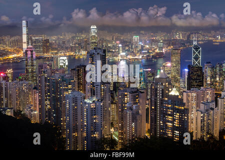 L'horizon de Hong Kong vue de la Victoria Peak dans la soirée. Banque D'Images