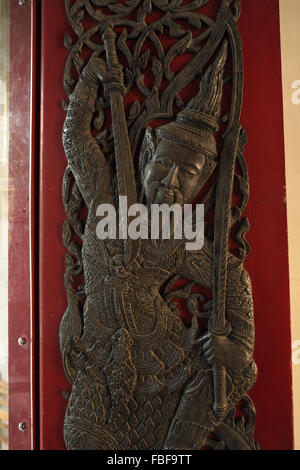 La sculpture ornée sur un obturateur, wat bejamabophit, Bangkok, Thailande, Asie. Banque D'Images