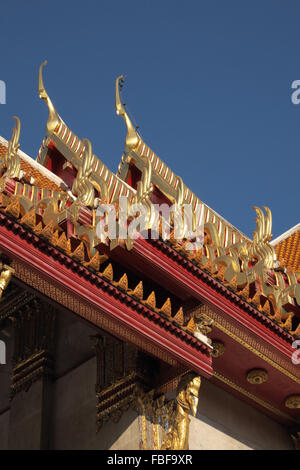 Toit en bois peint ornée de wat bejamabophit, Bangkok, Thailande, Asie. Banque D'Images