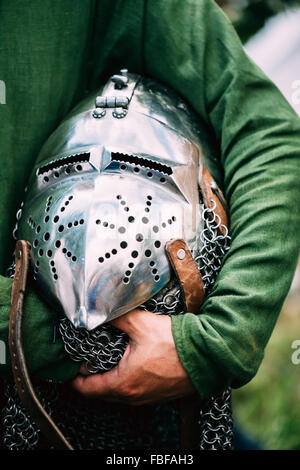 Casque de fer du chevalier médiéval. Casque d'une armure médiévale dans les mains Banque D'Images