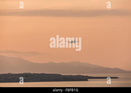 Coucher du soleil dans l'aéroport d'Héraklion. L'atterrissage de l'avion. Banque D'Images