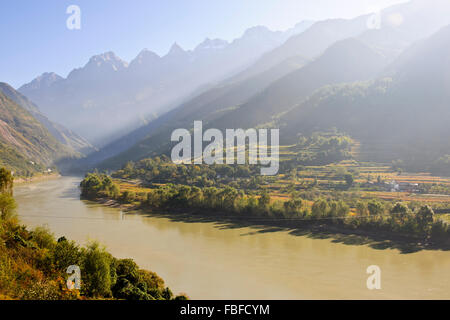 La Gorge du tigre bondissant, un canyon pittoresque sur la Jinsha,un principal affluent de la partie supérieure de la rivière Yangtze, au nord de Lijiang, Yunnan, Chine Banque D'Images