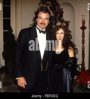 Washington, DC., USA, 6 décembre, 1992 Tom Selleck et sa femme Jilly arrivent à la Maison Blanche pour le dîner d'État Kennedy Center Honors. Thomas William Selleck 'Tom' est un acteur et producteur de films. Il est surtout connu pour son rôle comme le détective privé Thomas Magnum dans la série Magnum, P.I. (1980 à 1988), basé à New York. Il joue également le chef de police Jesse Stone dans une série de films pour la télévision fondée sur les romans de Robert B. Parker. Depuis 2010, il a été commissaire de police NYPD Frank Reagan dans le drame Blue Bloods sur CBS-TV. Credit : Mark Reinstein Banque D'Images