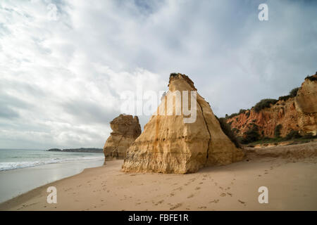Rock formations sur Praia da Rocha à l'Algarve Portugal Banque D'Images