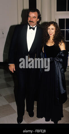 Washington, DC., 6e décembre, 1992 Tom Selleck et sa femme Jilly arrivent à la Maison Blanche pour le dîner d'État Kennedy Center Honors. Thomas William Selleck 'Tom' est un acteur et producteur de films. Il est surtout connu pour son rôle comme le détective privé Thomas Magnum dans la série Magnum, P.I. (1980 à 1988), basé à New York. Il joue également le chef de police Jesse Stone dans une série de films pour la télévision fondée sur les romans de Robert B. Parker. Credit : Mark Reinstein Banque D'Images