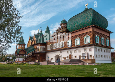 Moscou, Russie - 29 septembre 2015 : Kolomenskoe city park. Copie du palais du tsar Alexeï Mikhaïlovitch Romanov. C'est re Banque D'Images