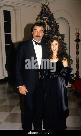 Washington, DC., USA, 6 décembre, 1992 Tom Selleck et sa femme Jilly arrivent à la Maison Blanche pour le dîner d'État Kennedy Center Honors. Thomas William Selleck 'Tom' est un acteur et producteur de films. Il est surtout connu pour son rôle comme le détective privé Thomas Magnum dans la série Magnum, P.I. (1980 à 1988), basé à New York. Il joue également le chef de police Jesse Stone dans une série de films pour la télévision fondée sur les romans de Robert B. Parker. Depuis 2010, il a été commissaire de police NYPD Frank Reagan dans le drame Blue Bloods sur CBS-TV. Credit : Mark Reinstein Banque D'Images