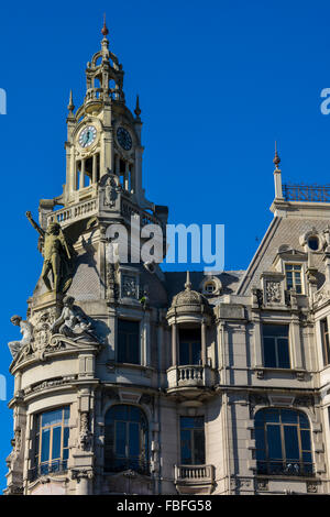 En s'appuyant sur l'Avenida dos Aliados, Porto, Portugal Banque D'Images