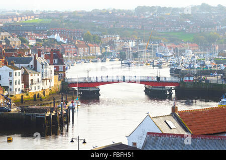 Vue vers le bas rivière Esk vers pont tournant, et marina, Whitby, North Yorkshire, England, UK Banque D'Images