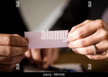 Les gens d'affaires ensemble en tenant la carte Banque D'Images