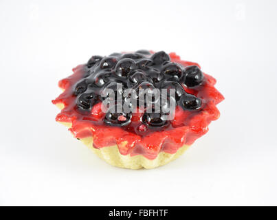 Mini gateau de fruits aux myrtilles cuites dans la pâte sur un fond blanc Banque D'Images