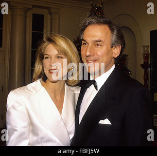 Washington, DC., USA, 6 décembre 1992, Paula Zahn et son mari Richard Cohen arrive à la Maison Blanche pour le Kennedy Center Honors. Ann Paula Zahn est un journaliste américain et journaliste qui a été un point d'ancrage à ABC News, CBS News, Fox News et CNN. À l'heure actuelle, elle produit et anime le crime véritable série documentaire sur l'affaire avec Paula Zahn sur l'Investigation Discovery Channel. Le Kennedy Center Honors est un honneur annuel donné à ceux en arts de la scène pour leur vie de contributions à la culture américaine. Banque D'Images