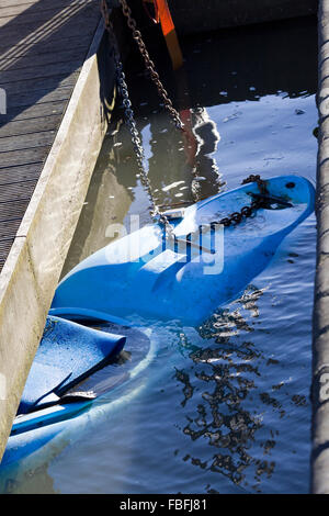 Kayak engloutie sous un pont pied dans les inondations Banque D'Images