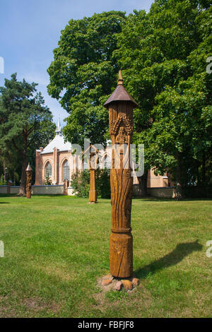 Les totems en bois sculpté traditionnel, Birstonas, Lituanie Banque D'Images