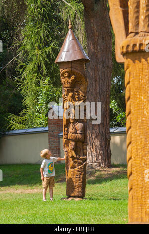 Les totems en bois sculpté traditionnel, Birstonas, Lituanie Banque D'Images