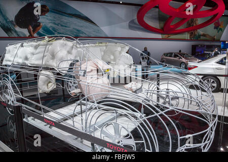 Detroit, Michigan - un modèle de la mini-fourgonnette Toyota Sienna montrant ses huit airbags, exposé au Salon de Detroit. Banque D'Images