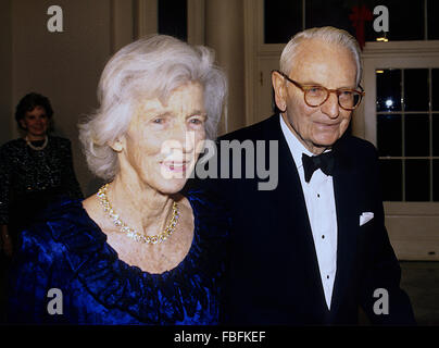 Washington, DC. 12-6-1992 Laurance Rockefeller et épouse Mary arrivent à la Maison Blanche pour assister à l'État Le dîner pour les centres Kennedy rend hommage. Laurance Spelman Rockefeller un philanthrope américain, homme d'affaires, financier, et les grands écologiste. Il était un éminent membre de la troisième génération de la famille Rockefeller, qui est le quatrième enfant de John Davison Rockefeller, Jr. et Abigail 'Abby' Greene Aldrich. Ses frères et sœurs ont été Abby, Jean III, Nelson, Winthrop, et David. Credit : Mark Reinstein Banque D'Images