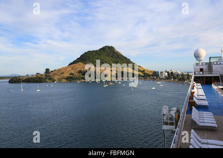 L'Oceania cruise ship Marina est accosté au quai à Tauranga, Bay of Plenty, Nouvelle-Zélande, avec la montagne en arrière-plan. Banque D'Images