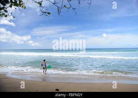 Surfer dans l'eau à la plage du dôme. Rincon, Puerto Rico. USA territoire. L'île des Caraïbes. Banque D'Images