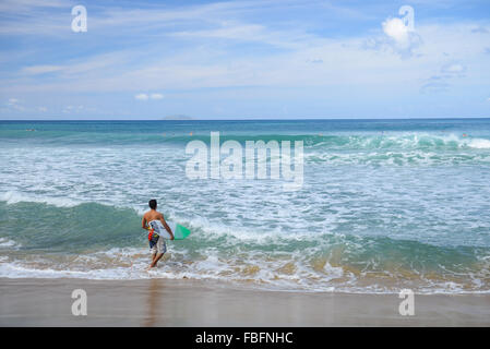 Surfer dans l'eau à la plage du dôme. Rincon, Puerto Rico. USA territoire. L'île des Caraïbes. Banque D'Images