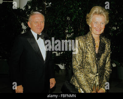 Washington, DC., USA, 6 décembre 1992, Frank Borman et épouse Susan arrivent à la Maison Blanche pour le Kennedy Center Honors. Frank Borman, Frederick II est un ancien astronaute de la NASA, mieux connu comme le commandant d'Apollo 8, la première mission de voler autour de la Lune, faisant de lui, avec équipage Jim Lovell et Bill Anders, le premier de 24 seulement les humains de le faire. Avant de voler sur Apollo, qui a été un vol de 14 jours sur le record d'endurance de Gemini 7, et a également siégé au conseil d'examen de la NASA qui a examiné l'incendie d'Apollo 1. Credit : Mark Reinstein Banque D'Images