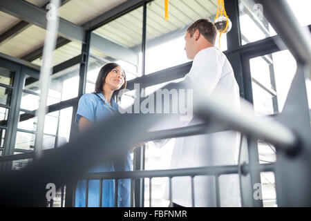 Infirmière et médecin parle Banque D'Images