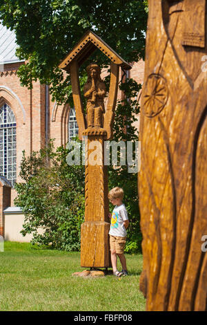 Les totems en bois sculpté traditionnel, Birstonas, Lituanie Banque D'Images