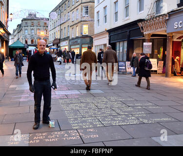 BATH, Royaume-Uni - 16 DÉCEMBRE 2014 Le poète de la chaussée. Un artiste partage son travail dans le patrimoine mondial de l'Unesco ville de Bath Banque D'Images