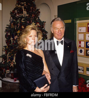 Washington, DC., USA, 6 décembre 1992, Christopher Plummer et épouse Elaine arrivent à la Maison Blanche pour le Kennedy Center Honors. Arthur Christopher Orme Plummer est un théâtre Canadien, acteur de cinéma et de télévision. Il a fait ses débuts en 1958's Stage Struck, et spectacles cinéma notables : Le son de la musique , La Nuit des généraux, le meurtre par décret, le retour de la Panthère Rose, Star Trek VI : The Undiscovered Country, The Man Who Would Be King, l'Initié et 1969 classique culte de verrouiller vos filles. Credit : Mark Reinstein Banque D'Images