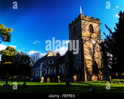 L'église paroissiale à Bishops Frome, Herefordshire est St Mary's et contient une police plus de 700 ans . Banque D'Images