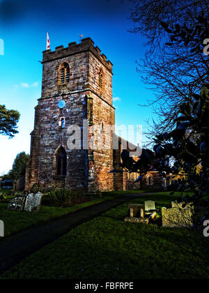 L'église paroissiale à Bishops Frome, Herefordshire est St Mary's et contient une police plus de 700 ans . Banque D'Images