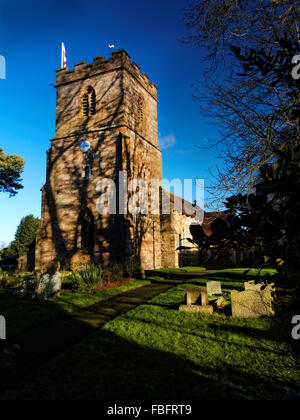 L'église paroissiale à Bishops Frome, Herefordshire est St Mary's et contient une police plus de 700 ans . Banque D'Images